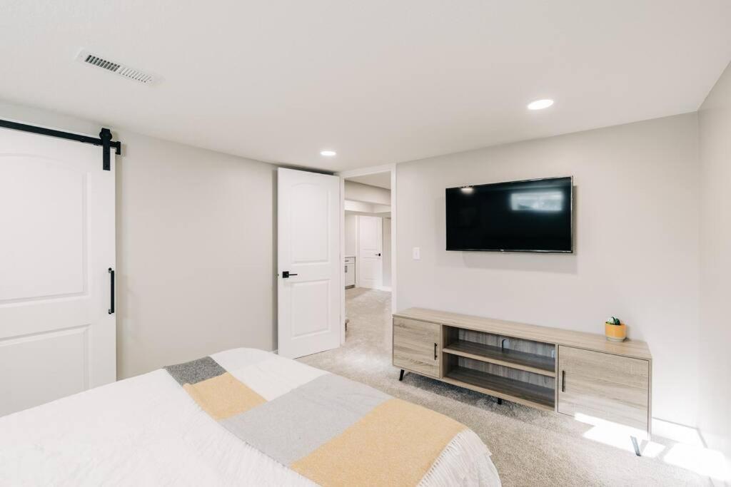 Beautiful Luxury Home Freshly Renovated With Big Yard, Seating & Grill Pad Cottage Grove Extérieur photo