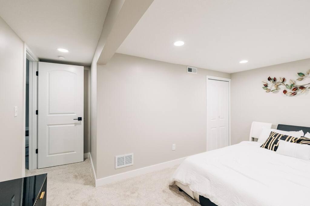 Beautiful Luxury Home Freshly Renovated With Big Yard, Seating & Grill Pad Cottage Grove Extérieur photo